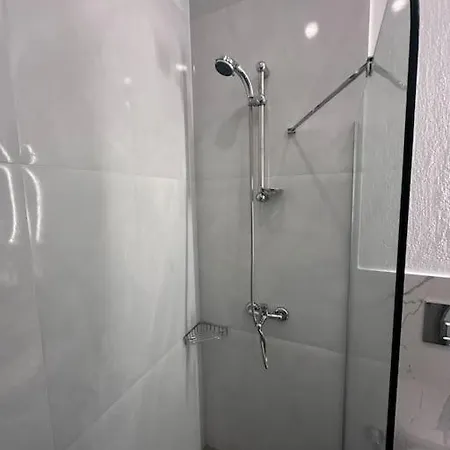 Luxury 2-bedroom Apartment: Tranquil Retreat