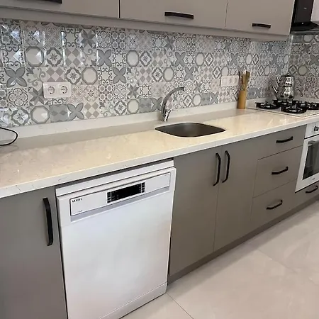 Luxury 2-bedroom Apartment: Tranquil Retreat *